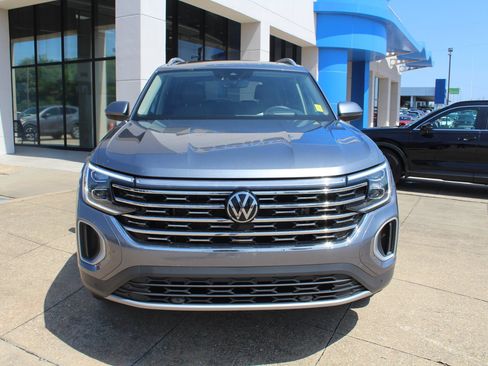 Used 2024 Volkswagen Atlas SEL AWD/4WD image 2