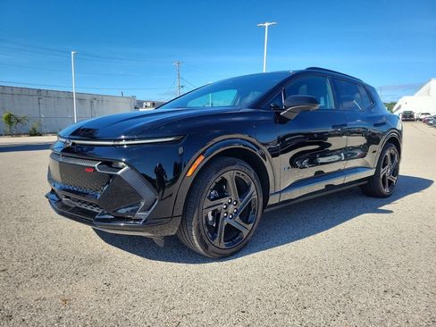 Used 2024 Chevrolet Equinox EV RS FWD image 2