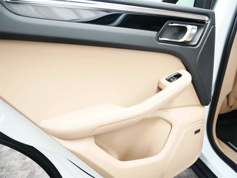 Used 2025 Porsche Macan image 14