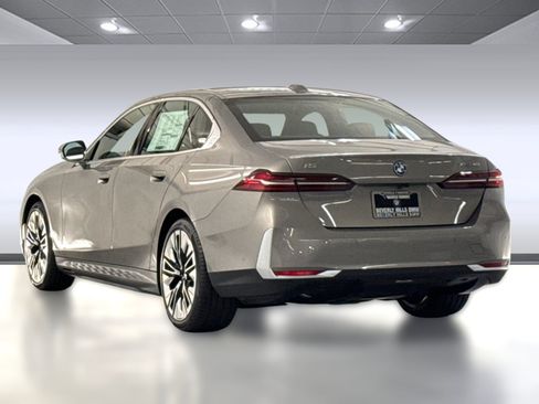 Used 2026 BMW i5 eDrive40 w/ Premium Package image 3