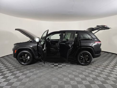 Used 2023 Jeep Grand Cherokee Limited w/ Black Appearance Package image 16