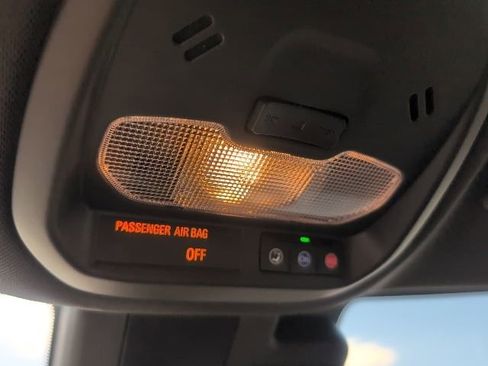 Used 2025 Chevrolet Trax RS FWD image 30
