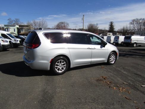 Used 2024 Chrysler Pacifica Touring-L image 8