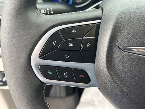 Used 2023 Chrysler Pacifica Touring-L w/ Uconnect Theater Family Group image 19