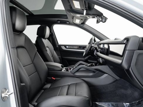 Used 2024 Porsche Cayenne image 22