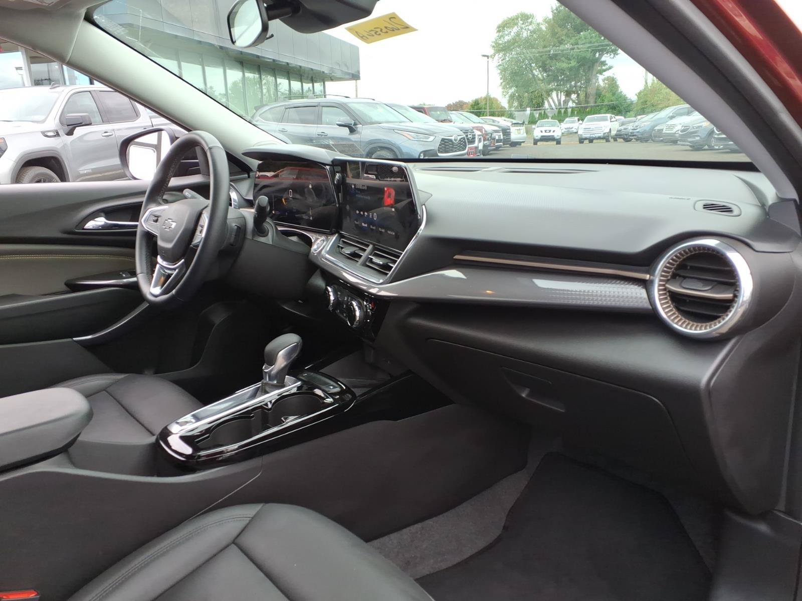 Used 2024 Chevrolet Trax ACTIV w/ Sunroof Package FWD image 12