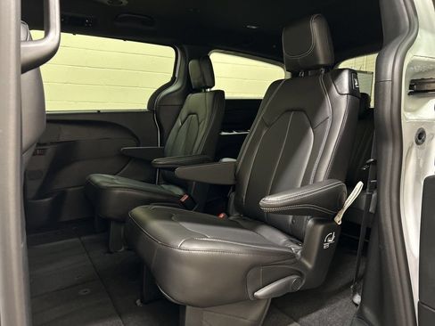 New 2026 Chrysler Pacifica Select FWD image 8
