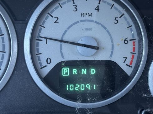 Used 2009 Chrysler Town & Country Touring image 6