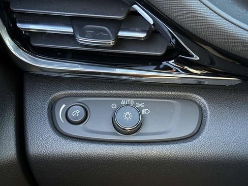 Used 2025 Buick Envista Sport Touring w/ Advanced Safety Package image 28