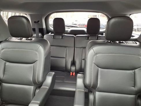 Used 2022 Ford Explorer XLT w/ Equipment Group 202A image 9