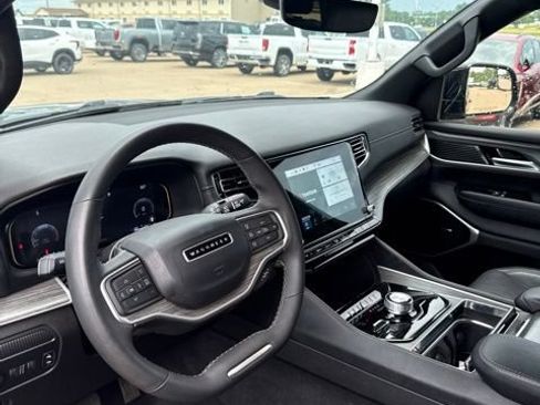 Used 2024 Jeep Wagoneer L Series II w/ Flexible Seating Group AWD/4WD image 16