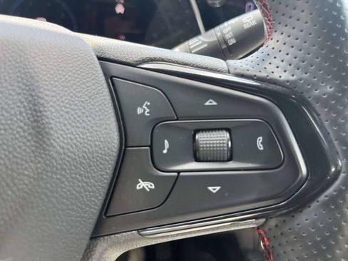 Used 2025 Chevrolet Trax RS w/ Sunroof Package FWD image 24