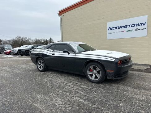 Used 2019 Dodge Challenger SXT image 2