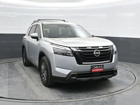 Used 2024 Nissan Pathfinder SV w/ Black Appearance Package image 6