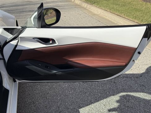 Used 2019 MAZDA MX-5 Miata RF Grand Touring image 30