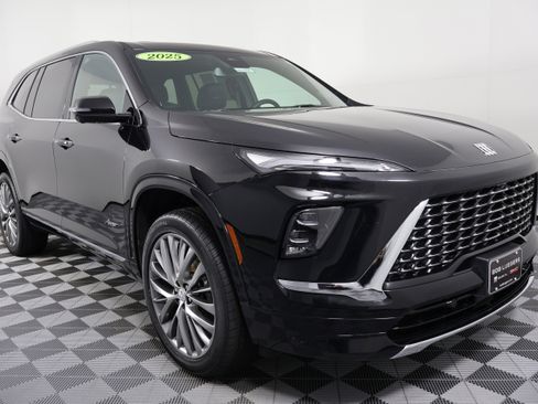 Certified 2025 Buick Enclave Avenir image 38