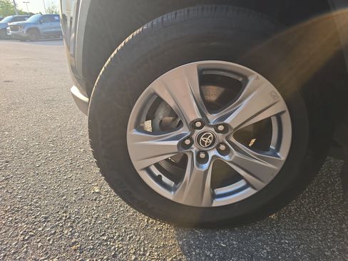 Used 2024 Toyota RAV4 XLE FWD image 31
