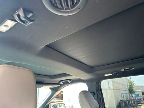 Used 2018 Ford Explorer XLT w/ Equipment Group 202A FWD image 12