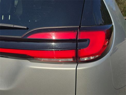 Certified 2024 Chrysler Pacifica Touring-L image 8