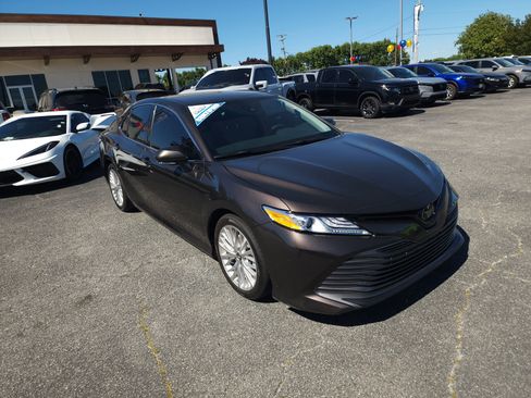 Used 2020 Toyota Camry XLE FWD image 2