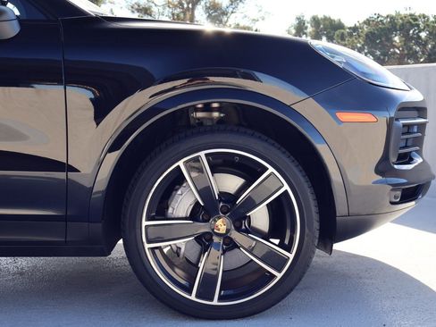 Certified 2023 Porsche Cayenne Platinum Edition image 11