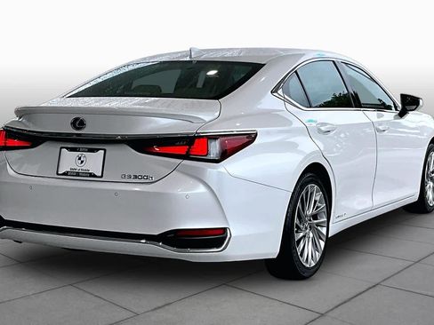 Used 2020 Lexus ES 300h Ultra Luxury w/ Accessory Package FWD image 12