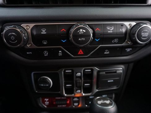 Used 2025 Jeep Wrangler Unlimited Rubicon image 16