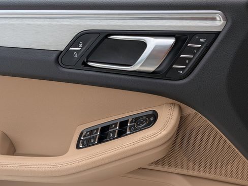 Certified 2024 Porsche Macan AWD/4WD image 15