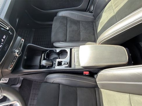 Used 2022 Volvo XC40 T5 R-Design w/ Advanced Package image 10
