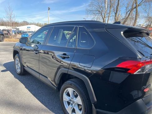 Used 2021 Toyota RAV4 LE image 3