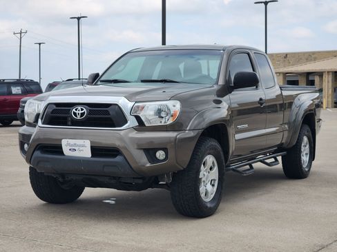 Used 2015 Toyota Tacoma 4x4 Access Cab V6 w/ TRD Off-Road Package image 2