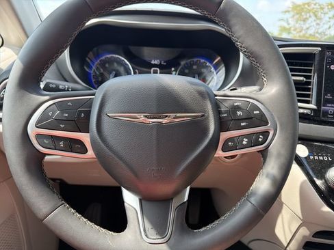 Used 2023 Chrysler Pacifica Touring-L FWD image 29