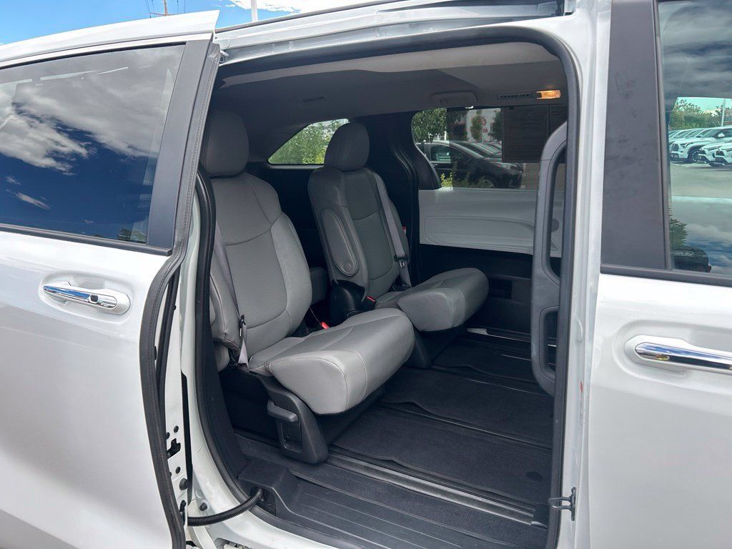 Used 2025 Toyota Sienna XLE AWD/4WD image 16