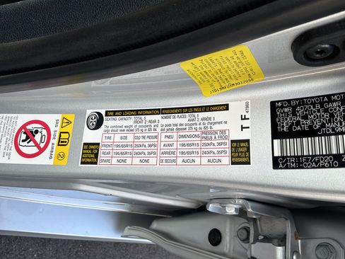 Used 2021 Toyota Prius LE AWD/4WD image 34