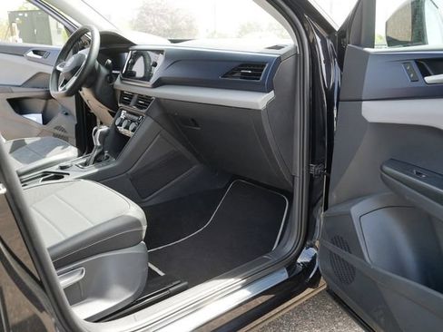 Certified 2023 Volkswagen Taos SE w/ Panoramic Sunroof Package AWD/4WD image 19