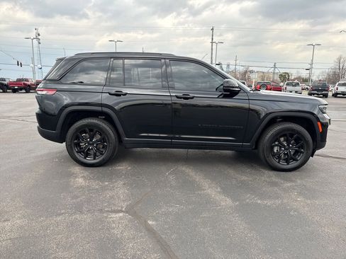 Used 2024 Jeep Grand Cherokee Altitude AWD/4WD image 9