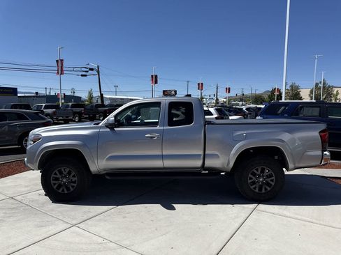 Used 2020 Toyota Tacoma SR5 w/ SR5 Appearance Package (SM) AWD/4WD image 2