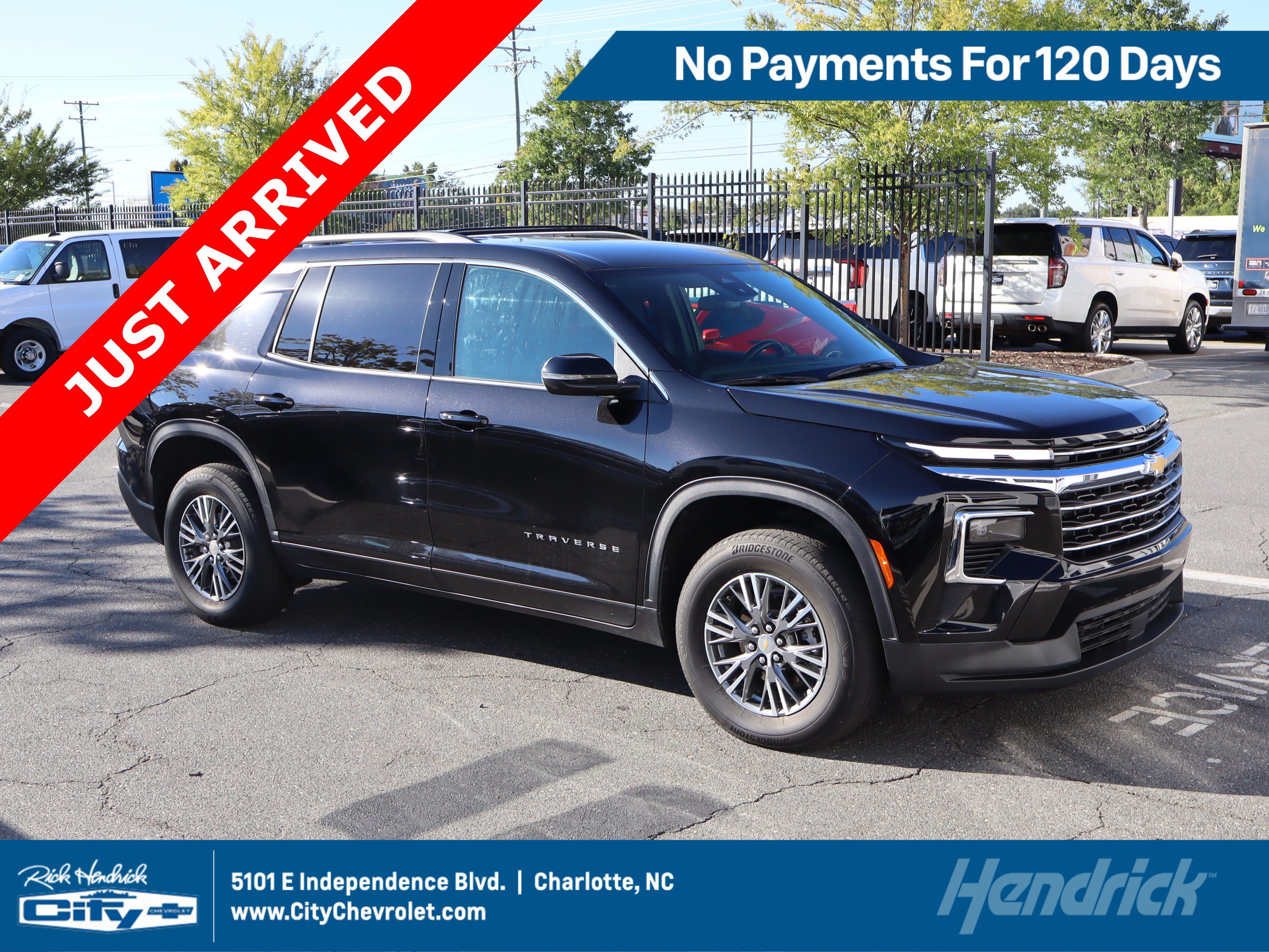 Used 2025 Chevrolet Traverse LT FWD image 1