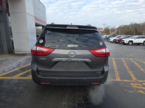 Used 2016 Toyota Sienna Limited Premium image 4