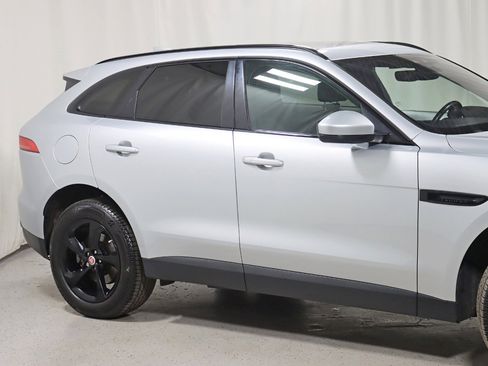 Used 2019 Jaguar F-PACE Premium image 3
