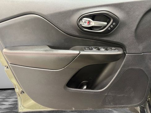 Used 2021 Jeep Cherokee Trailhawk AWD/4WD image 21