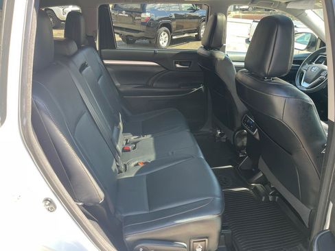 Used 2017 Toyota Highlander XLE AWD/4WD image 31