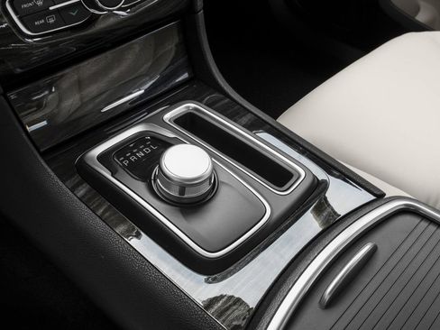 Used 2016 Chrysler 300 Limited RWD image 8
