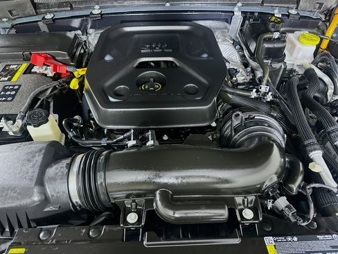 Used 2025 Jeep Wrangler Sahara image 30