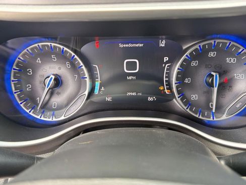 Used 2024 Chrysler Pacifica Touring-L FWD image 19