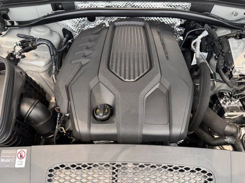 Certified 2025 Porsche Macan Turbo image 28