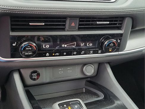 Used 2025 Nissan Rogue SV w/ SV Premium Package FWD image 17