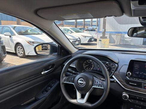 Used 2025 Nissan Altima 2.5 SV FWD image 34