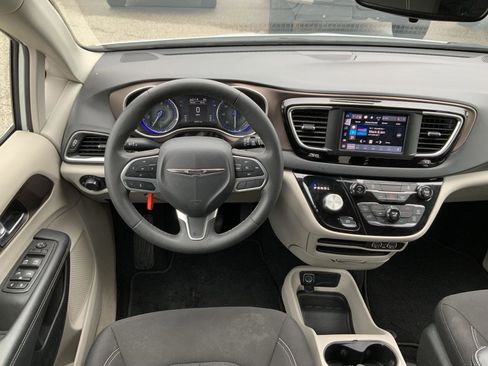 Used 2023 Chrysler Voyager LX image 27