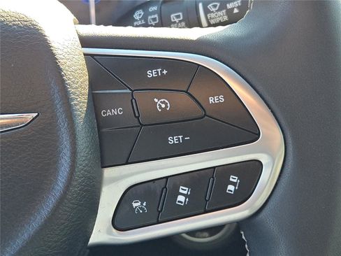 Certified 2025 Chrysler Pacifica Select image 31